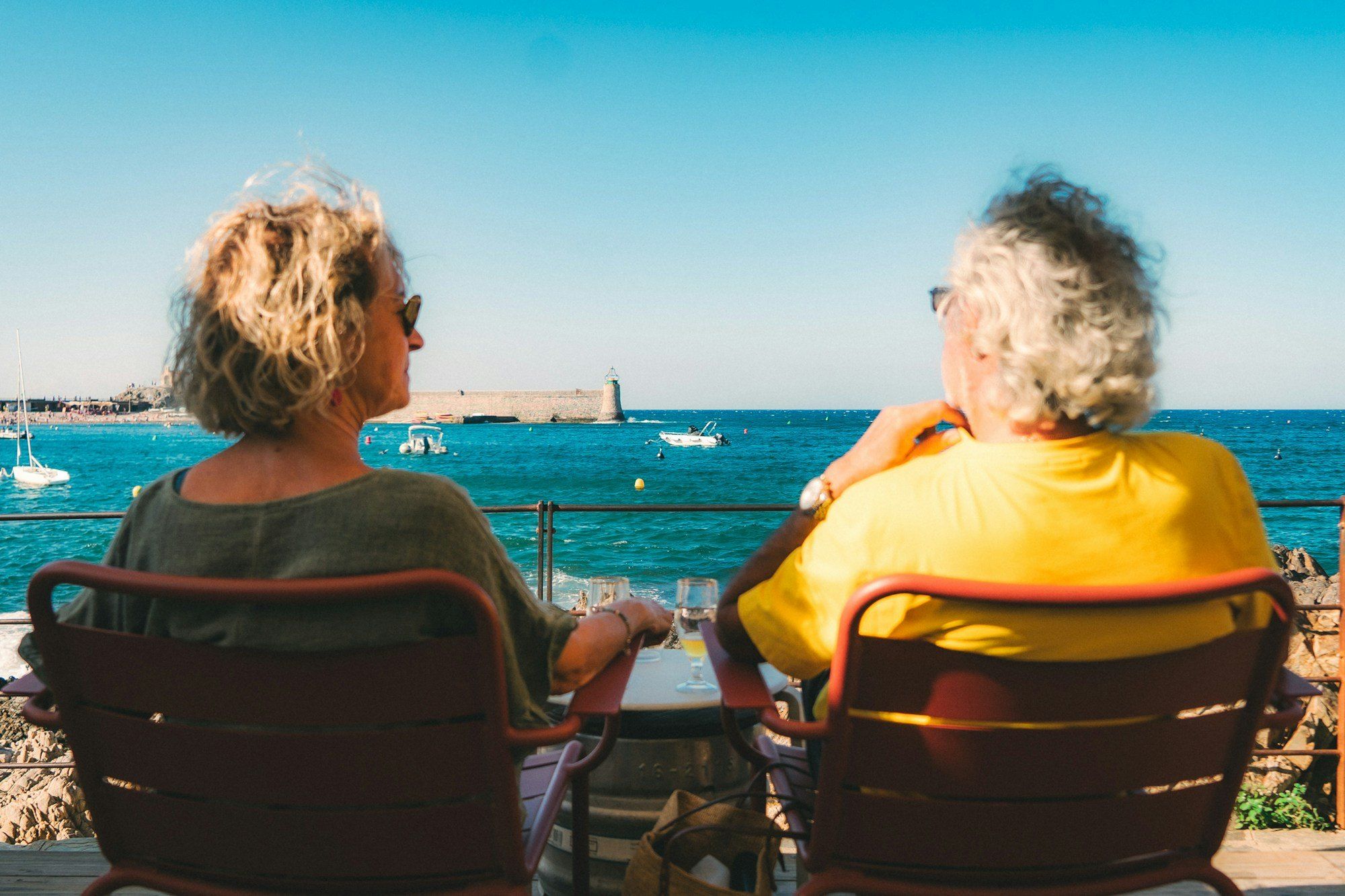 Couple de retraités en terrasse face à la mer
